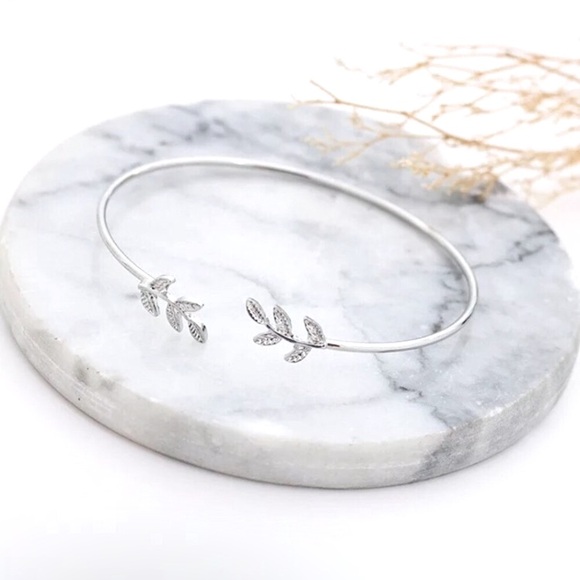 💜10/$25💜NEW Silver Floral Cuff Bracelet - Picture 6 of 10